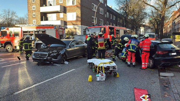 B5: Verletzte bei schwerem Verkehrsunfall - Straße gesperrt
