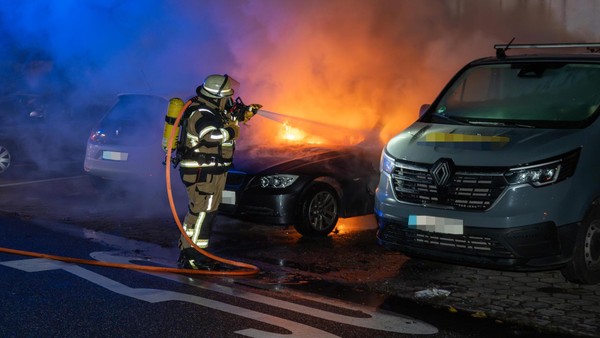 BMW brennt mitten in der Nacht – Polizei nimmt Ermittlungen auf