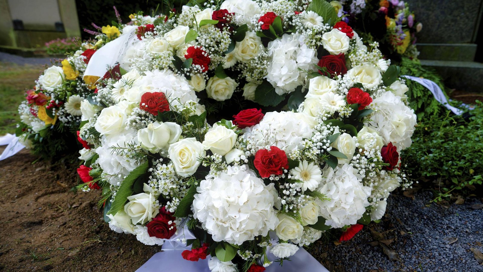 Polizist-vereitelt-Blumenklau-am-J-dischen-Denkmal-in-Meiningen