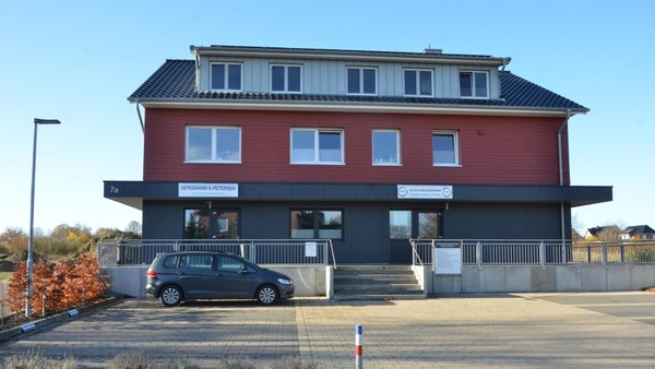 Böhmermann deckt Steueroase in Leezen auf: 13 Unternehmen in kleinem Gebäude