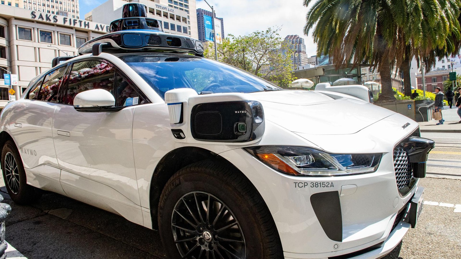 Chaos-bei-Festnahme-in-Los-Angeles-Polizei-br-llt-fahrerloses-Waymo-Auto-an