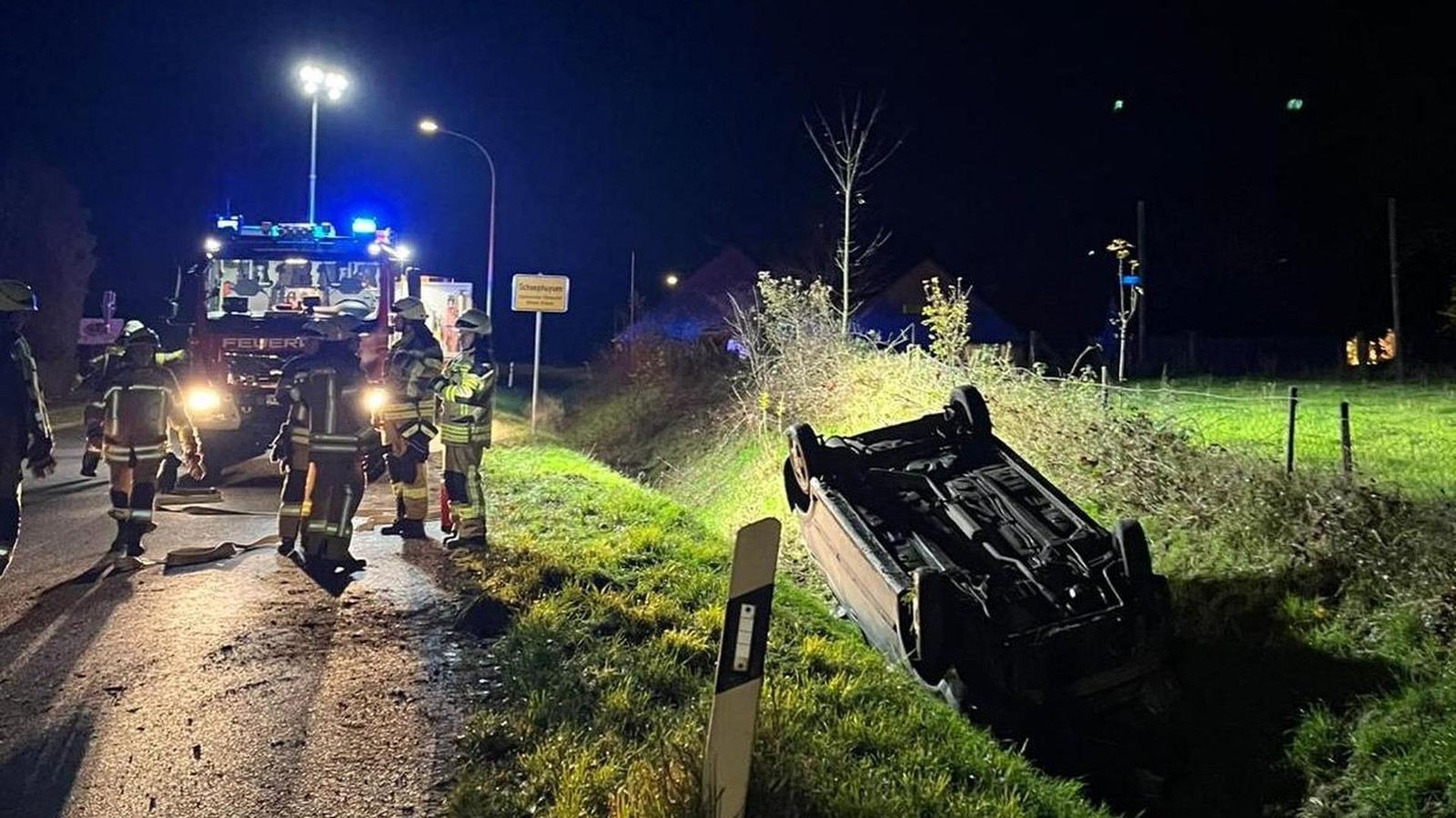 Unfall-in-Rheurdt-Auto-landet-auf-Dach-in-Graben-Fahrer-verletzt