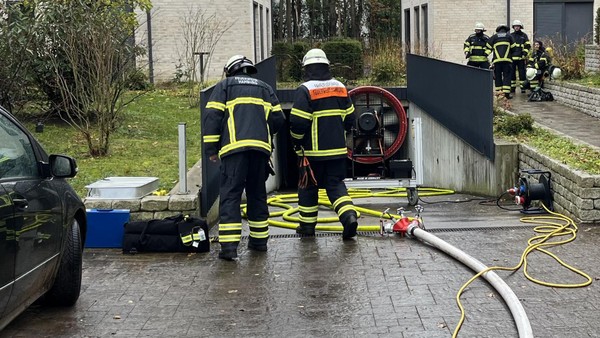 Tiefgaragen-Brand in Othmarschen: Mehrere Fahrzeuge in Flammen