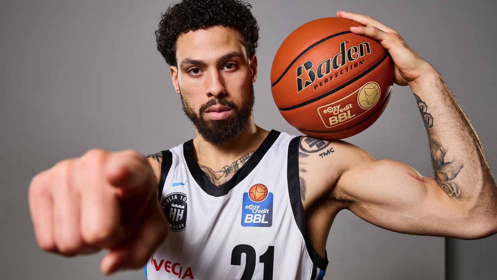 -Gott-zufriedenstellen-Towers-Zugang-ber-seinen-tiefen-Glauben