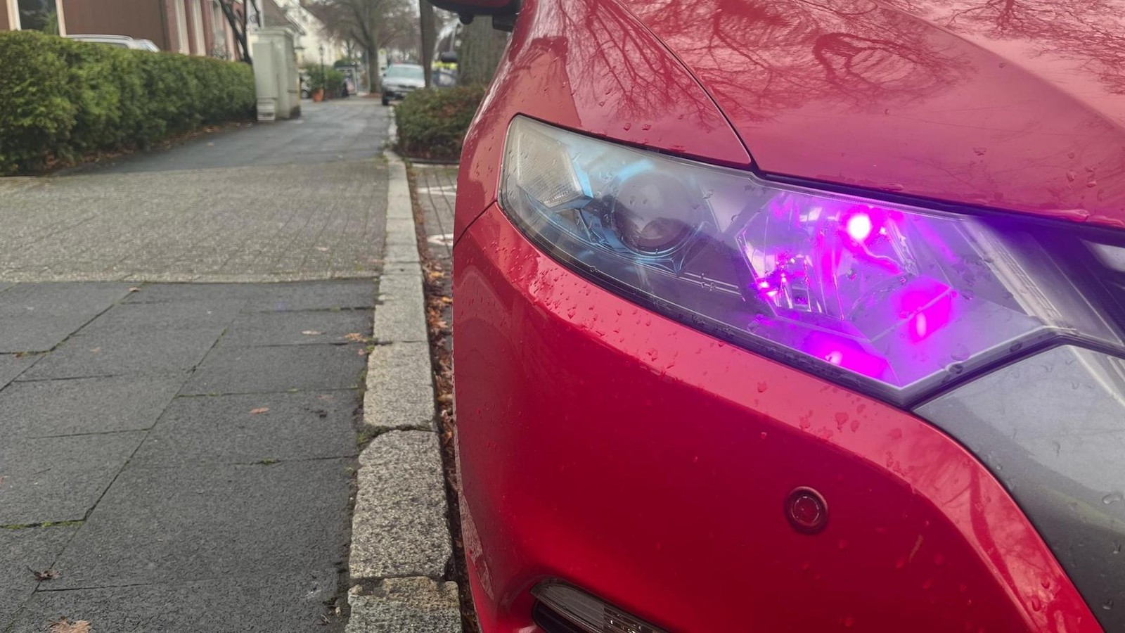 Pinke-Scheinwerfer-Polizei-Hagen-verbietet-Autofahrerin-die-Weiterfahrt