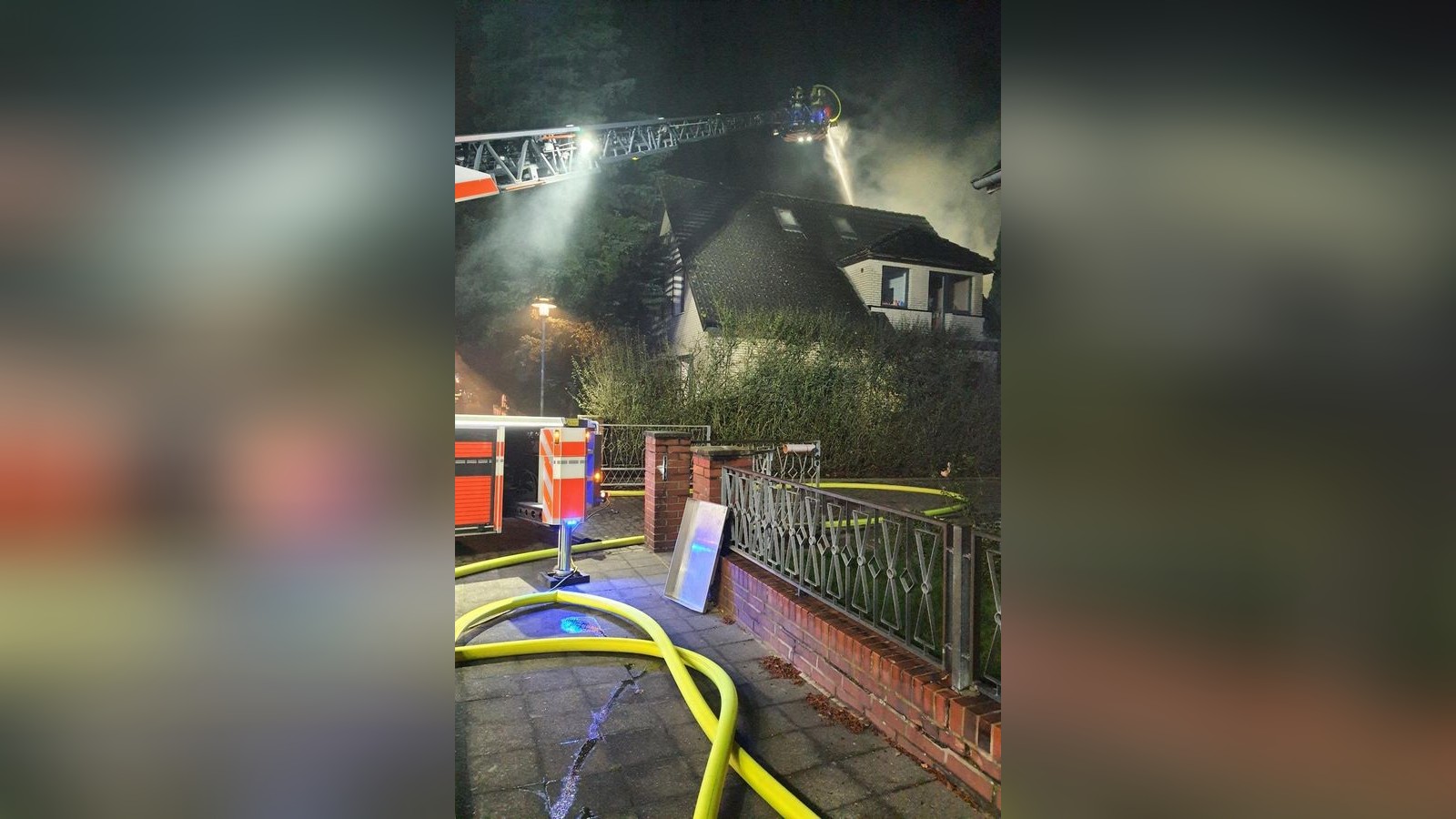 Dachstuhl-brennt-in-Danndorf-Feuerwehr-bis-in-den-fr-hen-Morgen-im-Einsatz