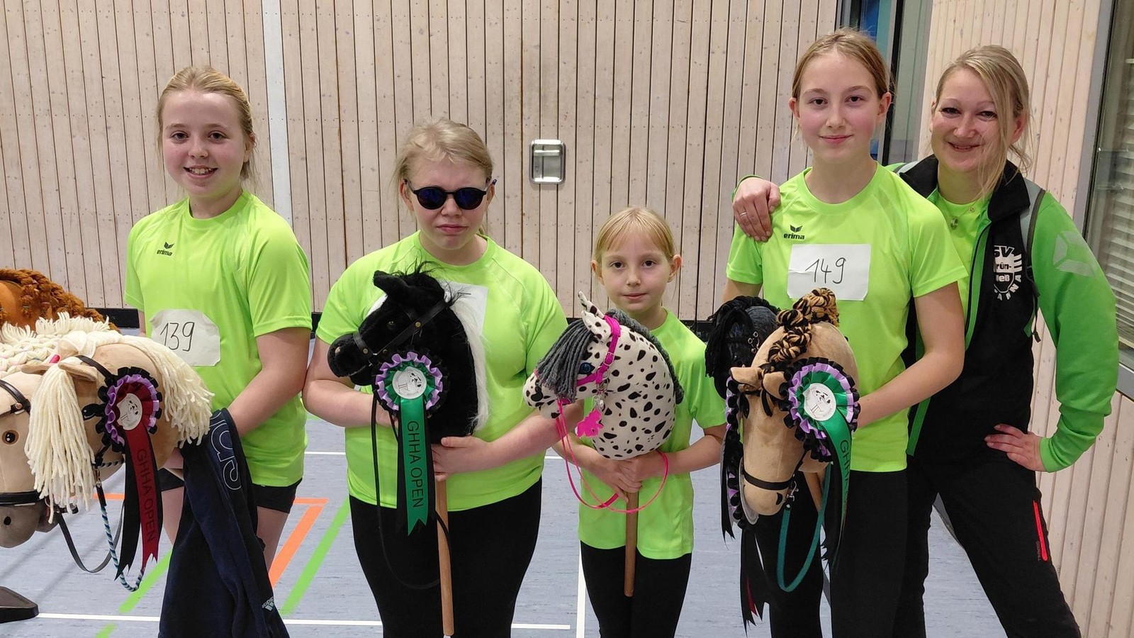 Mit-Steckenpferd-zwischen-den-Beinen-durch-die-Turnhalle-Trendsportart-Hobby-Horsing-kommt-im-Saale-Orla-Kreis-an