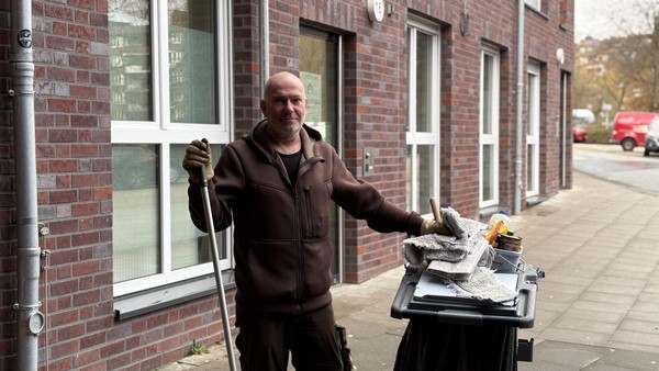 Hausmeister Guzek geht mit Kuriositäten seines Berufsalltags viral