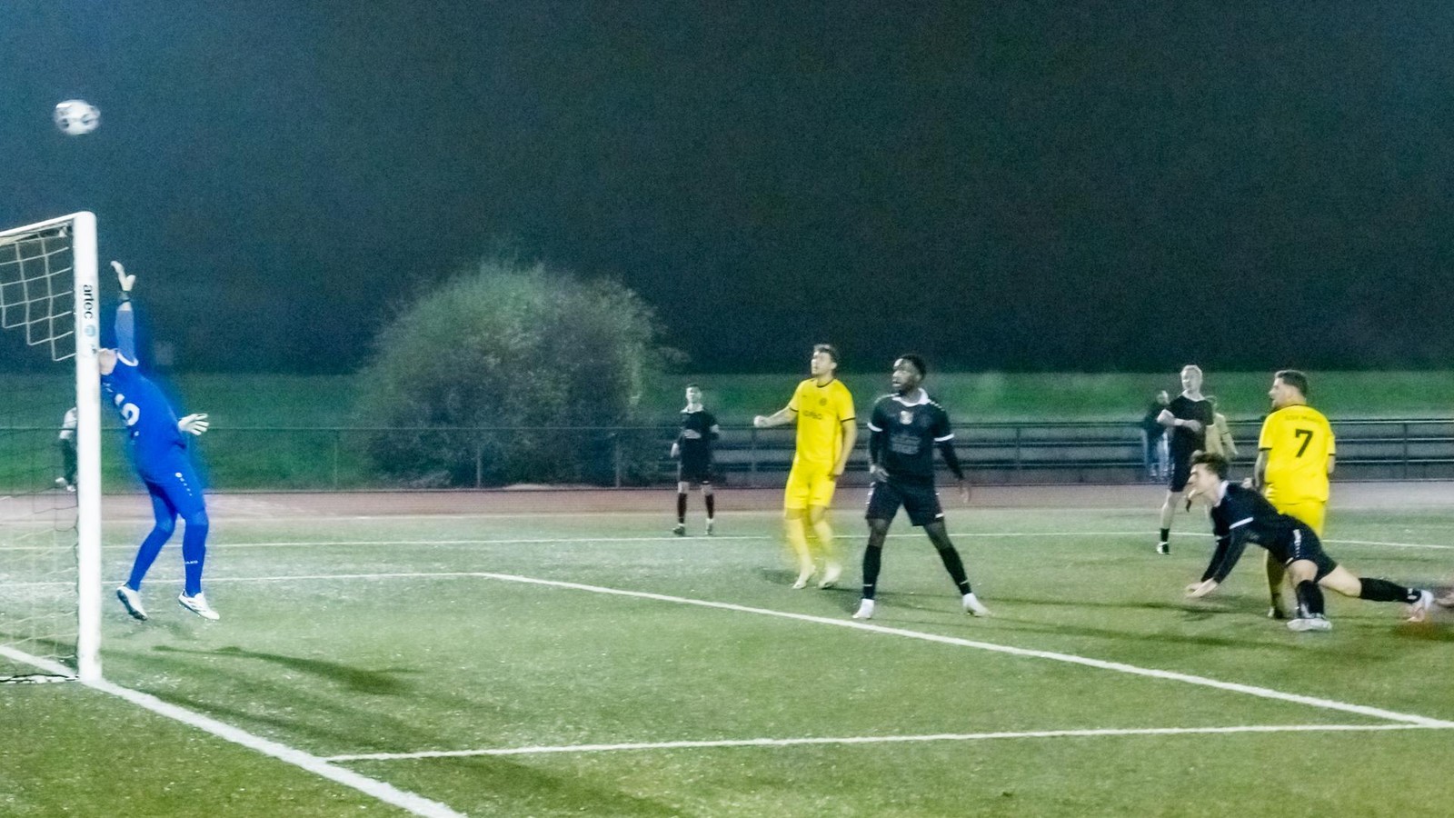 Mit-52-Jahren-ist-lange-noch-nicht-Schluss-Kossenjans-feiert-Comeback-im-Tor