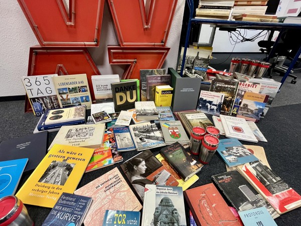 WAZ Duisburg verschenkt Bücher
