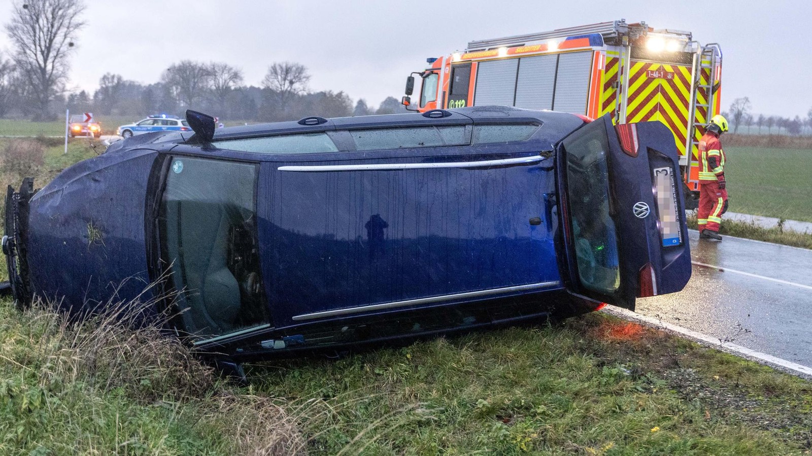 Auto-kommt-bei-Lesse-von-der-Fahrbahn-ab-und-landet-im-Graben