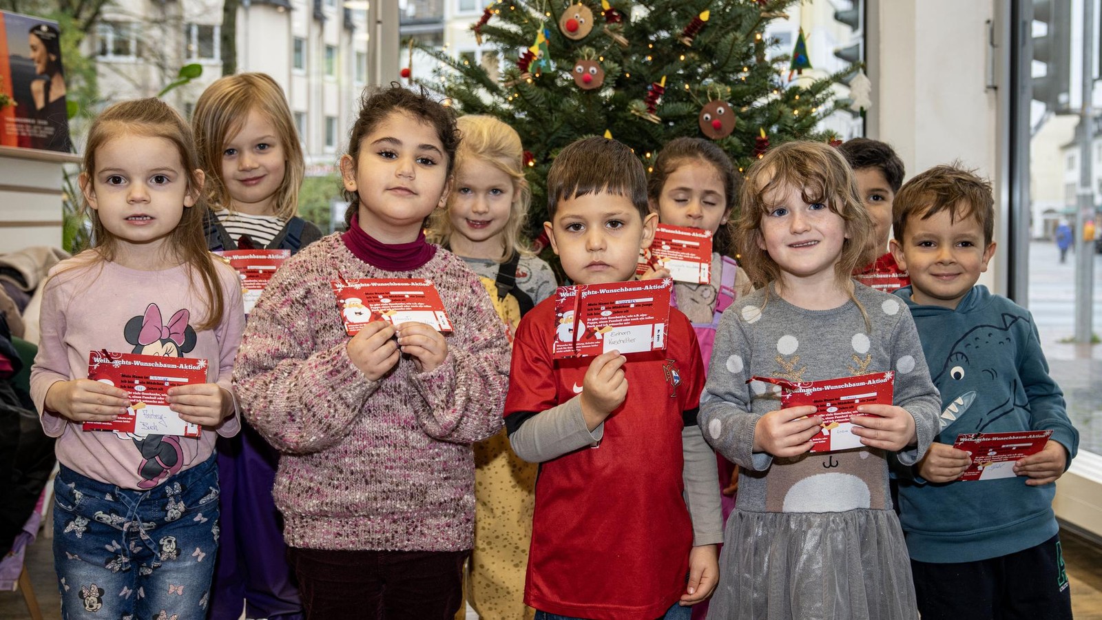 Gro-e-Weihnachtswunschbaumaktion-So-kann-man-benachteiligten-Kindern-helfen