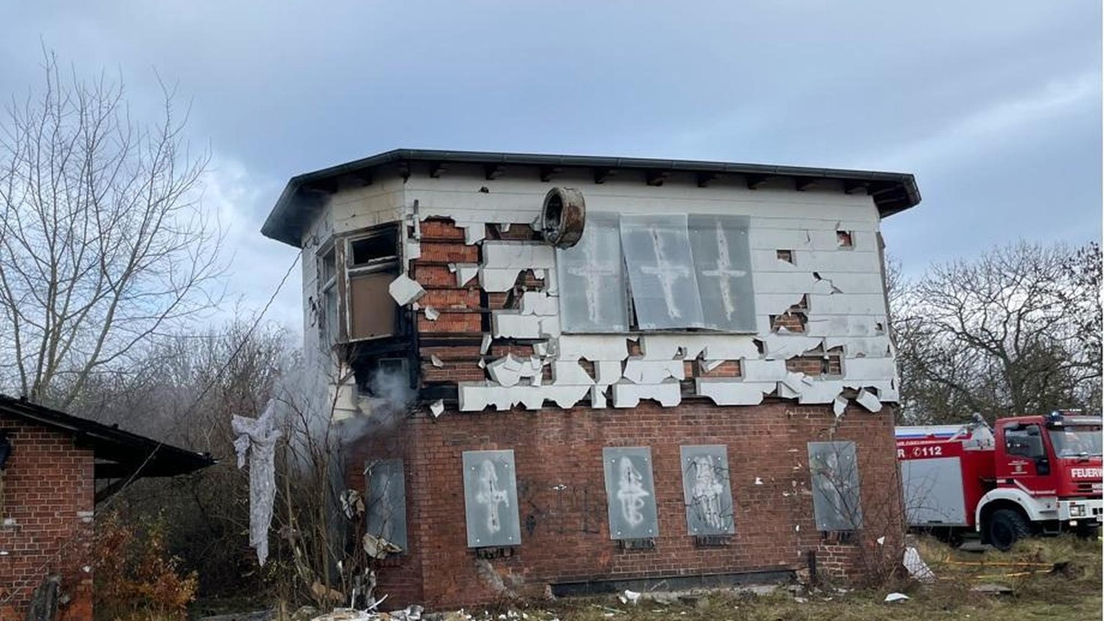 Kyffh-userkreis-Flammen-z-ngeln-aus-Bahn-Ruine