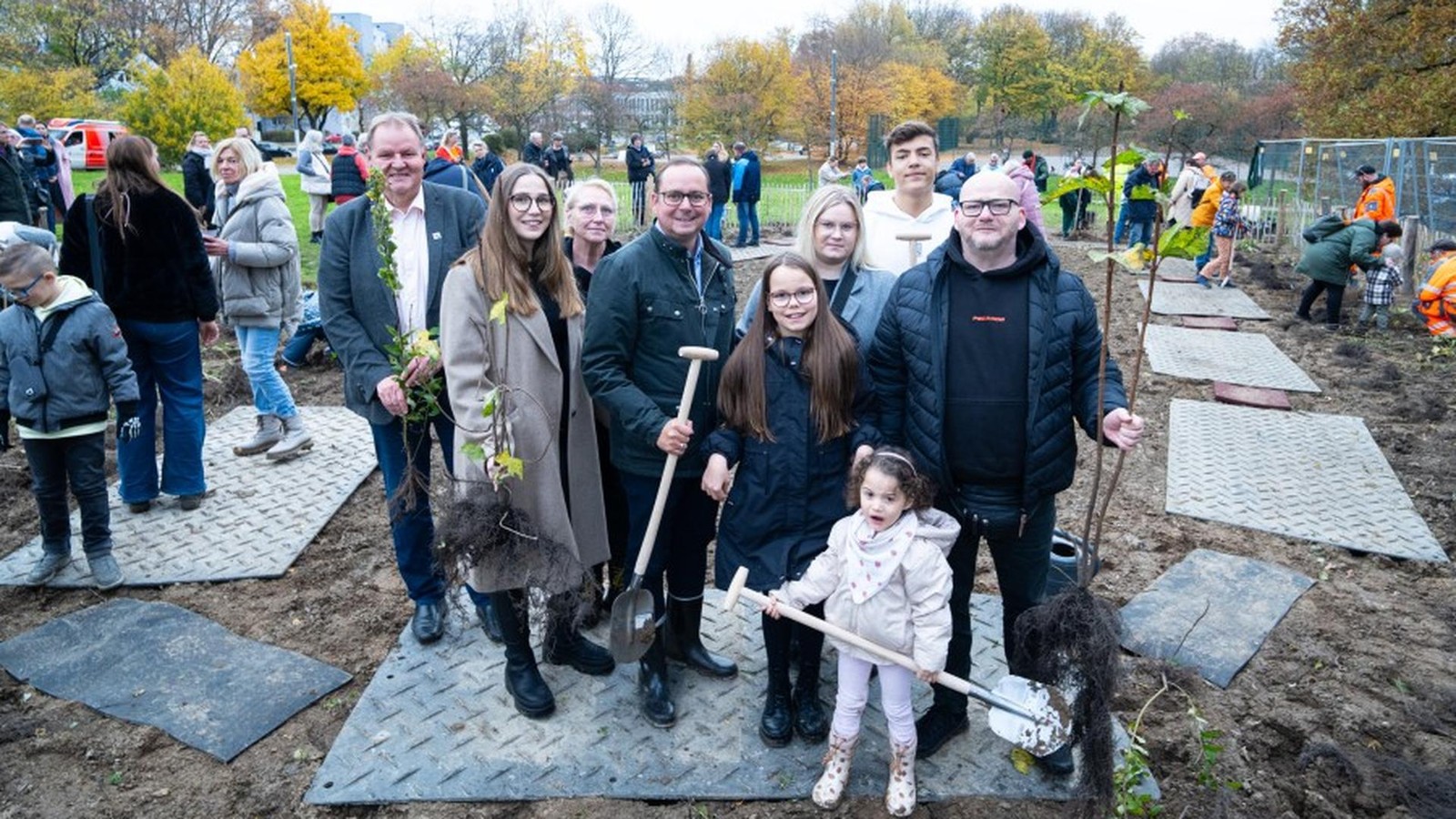 F-r-ein-neues-Zuhause-Im-Schlosspark-Borbeck-pflanzen-Pflegefamilien-Mini-Wald