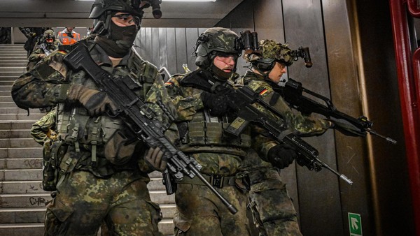 Um 1.43 Uhr stürmen vermummte Soldaten einen Berliner U-Bahnhof