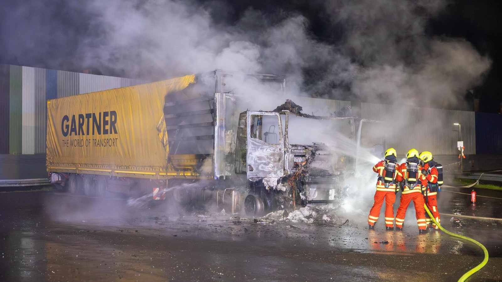 Kreuztal-Lkw-Fahrer-rettet-sich-aus-brennender-Zugmaschine