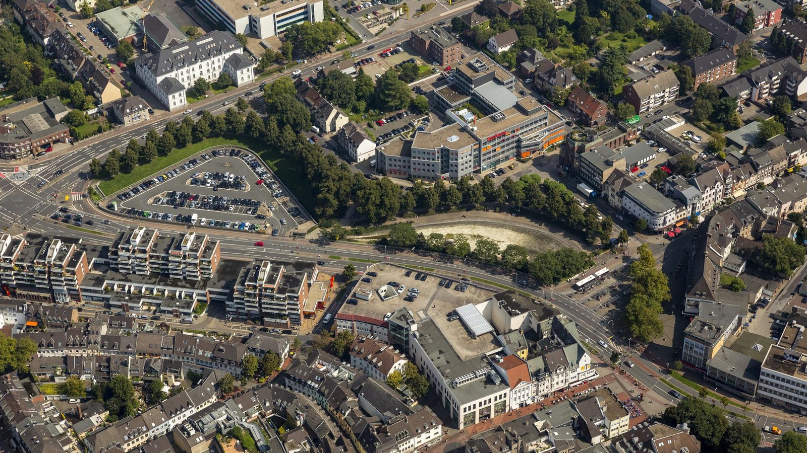 Unfall-in-Moers-Frau-76-verletzt-Verursacher-f-hrt-einfach-davon