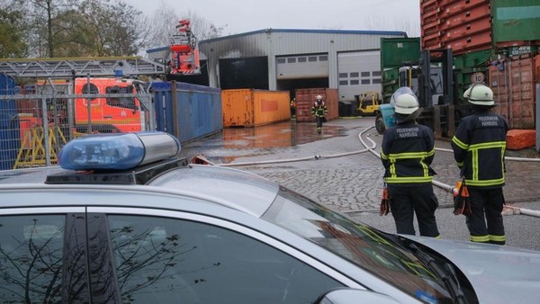 Großbrand in Lagerhalle mit Gefahrstoffen – massive Rauchwolke