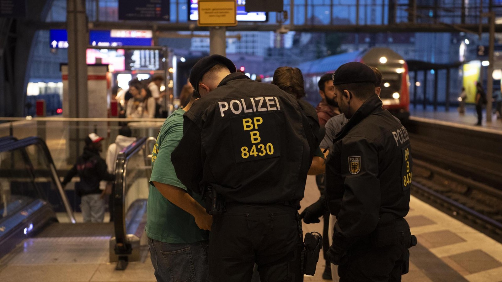 Polizeigewalt-am-Hauptbahnhof-Beamter-muss-f-r-bergriff-zahlen