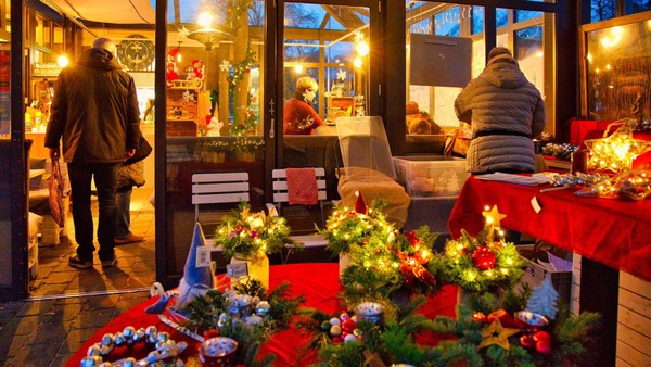 Elbkantinchen: Weihnachtsmarkt mit Elbblick zum Saisonende
