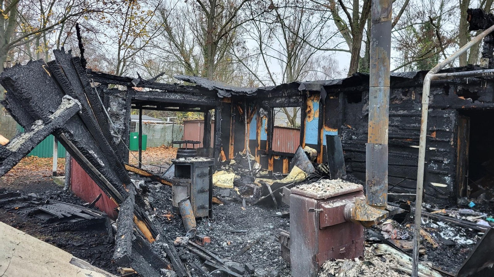 Vereinsheim-durch-Flammen-v-llig-zerst-rt-Hermsdorfer-Biker-brauchen-Hilfe