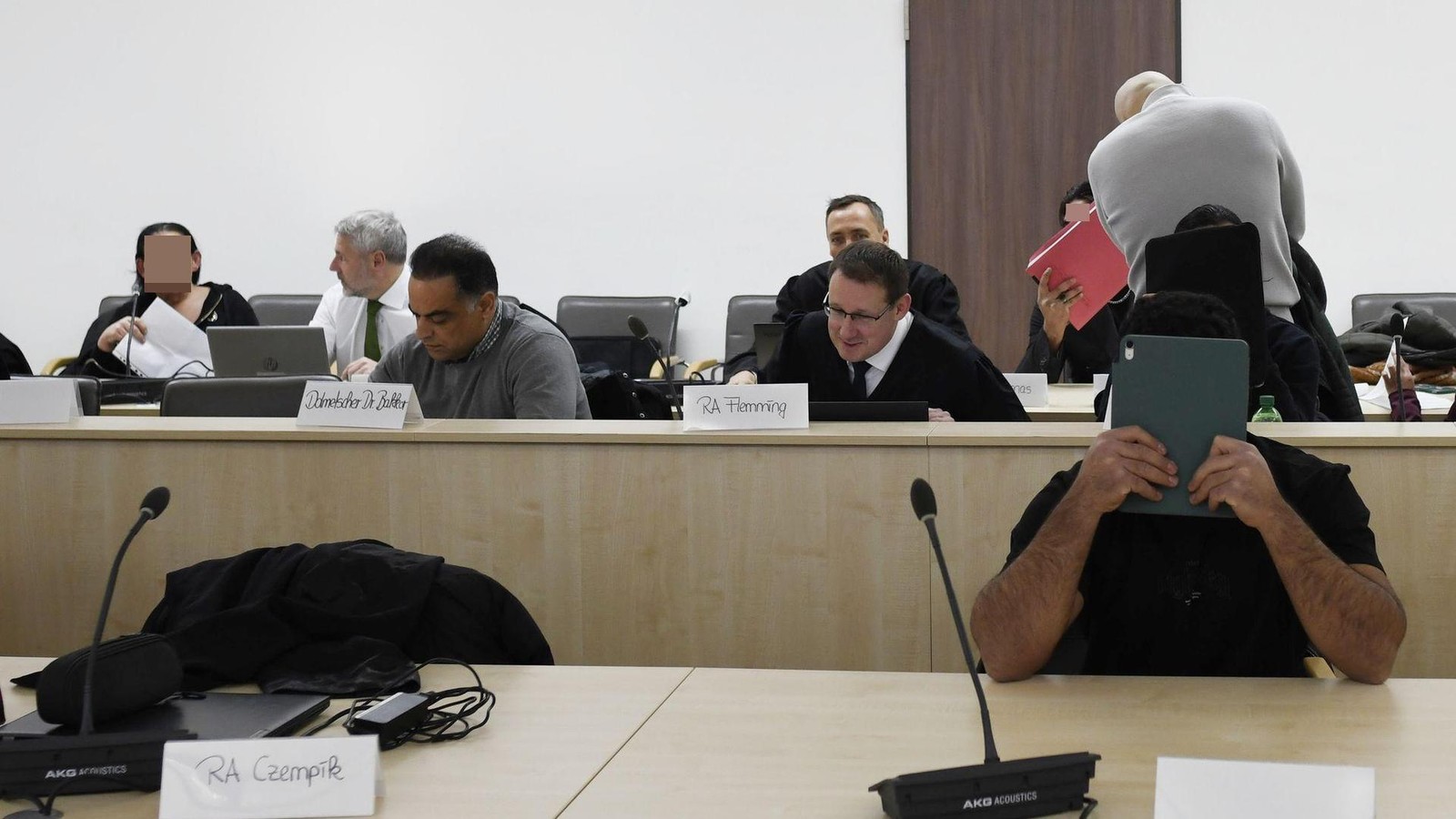 Liebesfalle-in-Gera-Hat-eine-Gruppe-einem-Verk-ufer-ein-Auto-abgepresst-