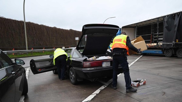 Polizei kontrolliert Verkehr an der A7 – erschreckende Bilanz
