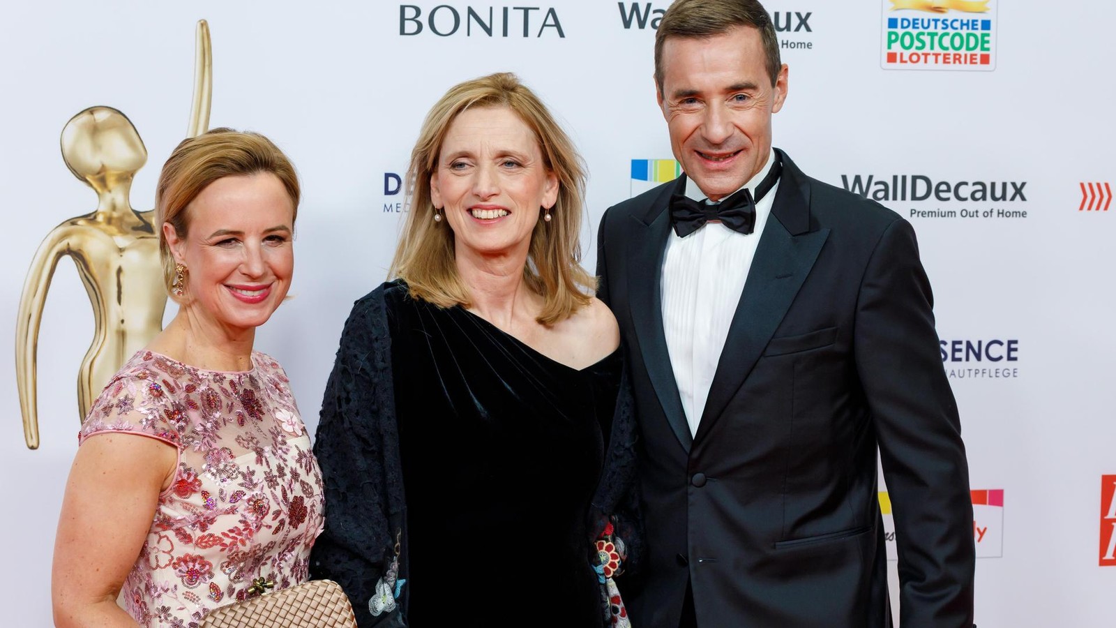 -Goldene-Bild-der-Frau-Gro-e-B-hne-f-r-f-nf-Heldinnen-des-Alltags