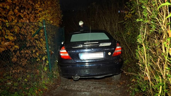 Senior (88) bleibt mit Mercedes in Blankeneses Treppenviertel stecken