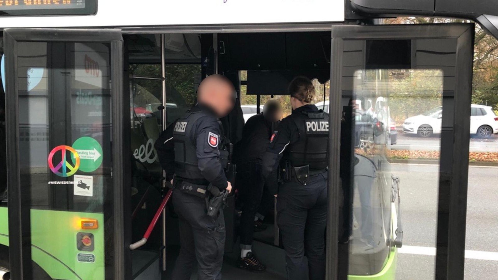 Polizei-Einsatz-an-Braunschweiger-Haltestelle-Mann-droht-Busfahrer-mit-Schl-gen