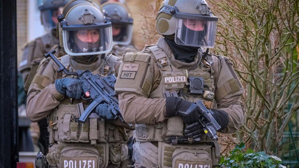 Pärchen mit Eisenstangen angegriffen: Polizei stürmt Wohnungen in Hamburg