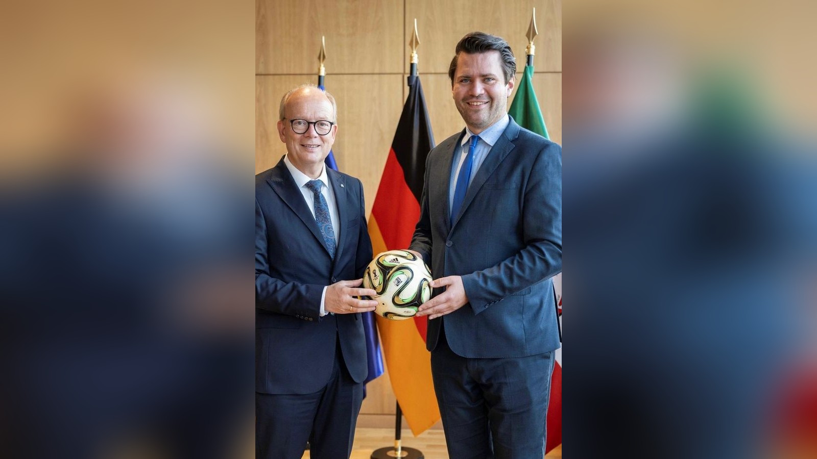 D-rfen-auch-AfD-Abgeordnete-beim-FC-Landtag-mitkicken-Herr-Okos-