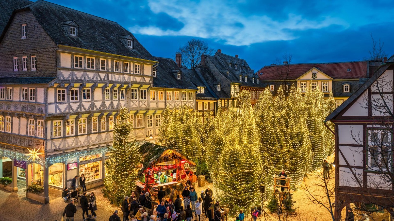 Lichterglanz-im-Weihnachtswald-Goslar-er-ffnet-seinen-Weihnachtsmarkt