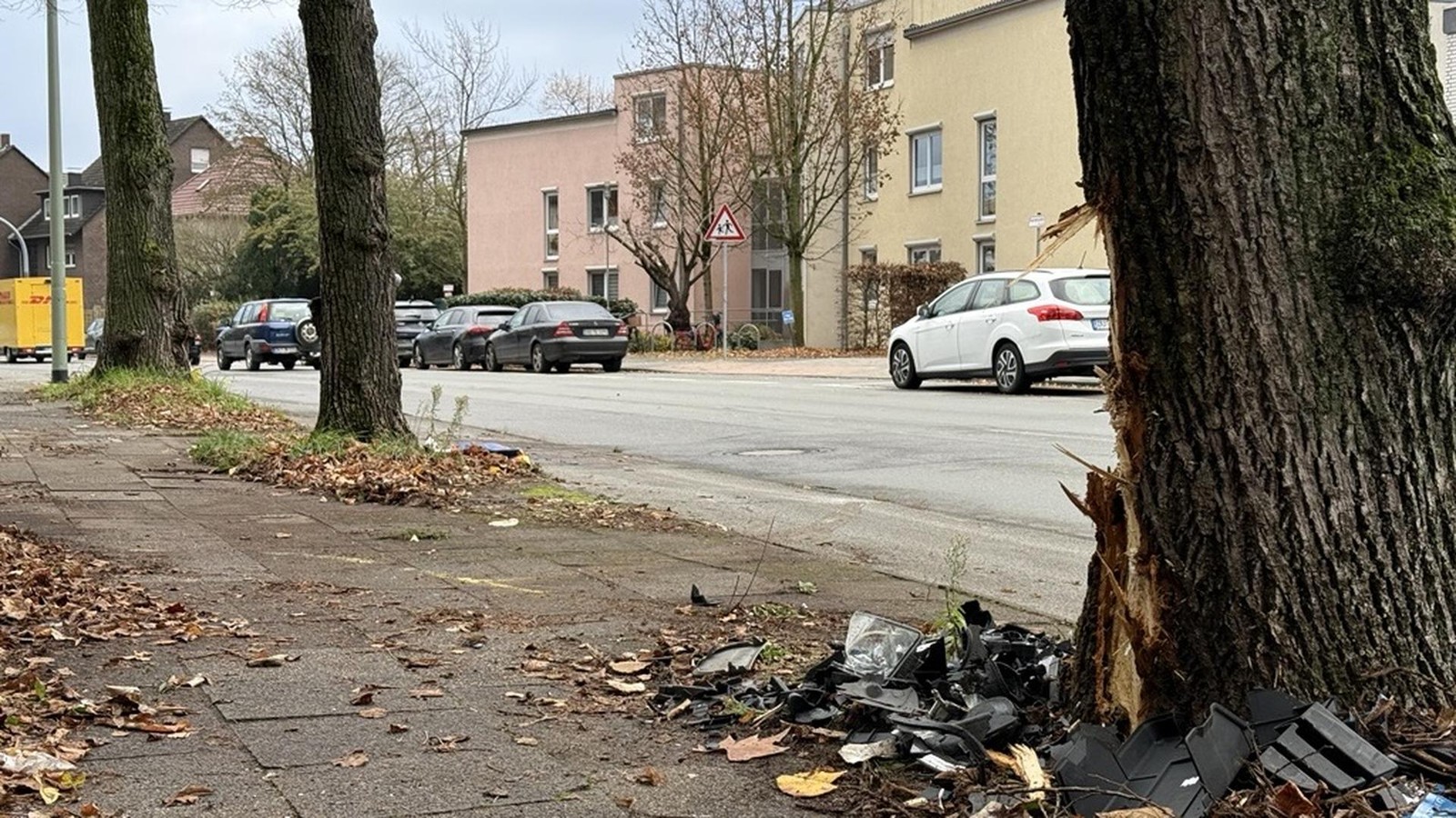 Schwerer-Unfall-auf-dem-Altenbrucher-Damm-Verkehrschaos-in-Duisburg