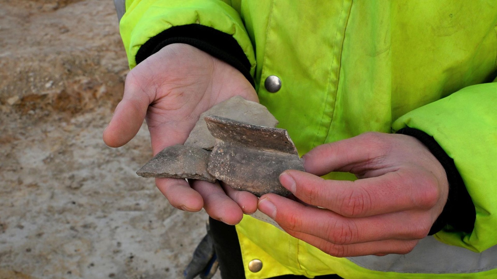 arch-ologische-ausgrabung-spannende-entdeckung-auf-einem-historischen-schlachtfeld
