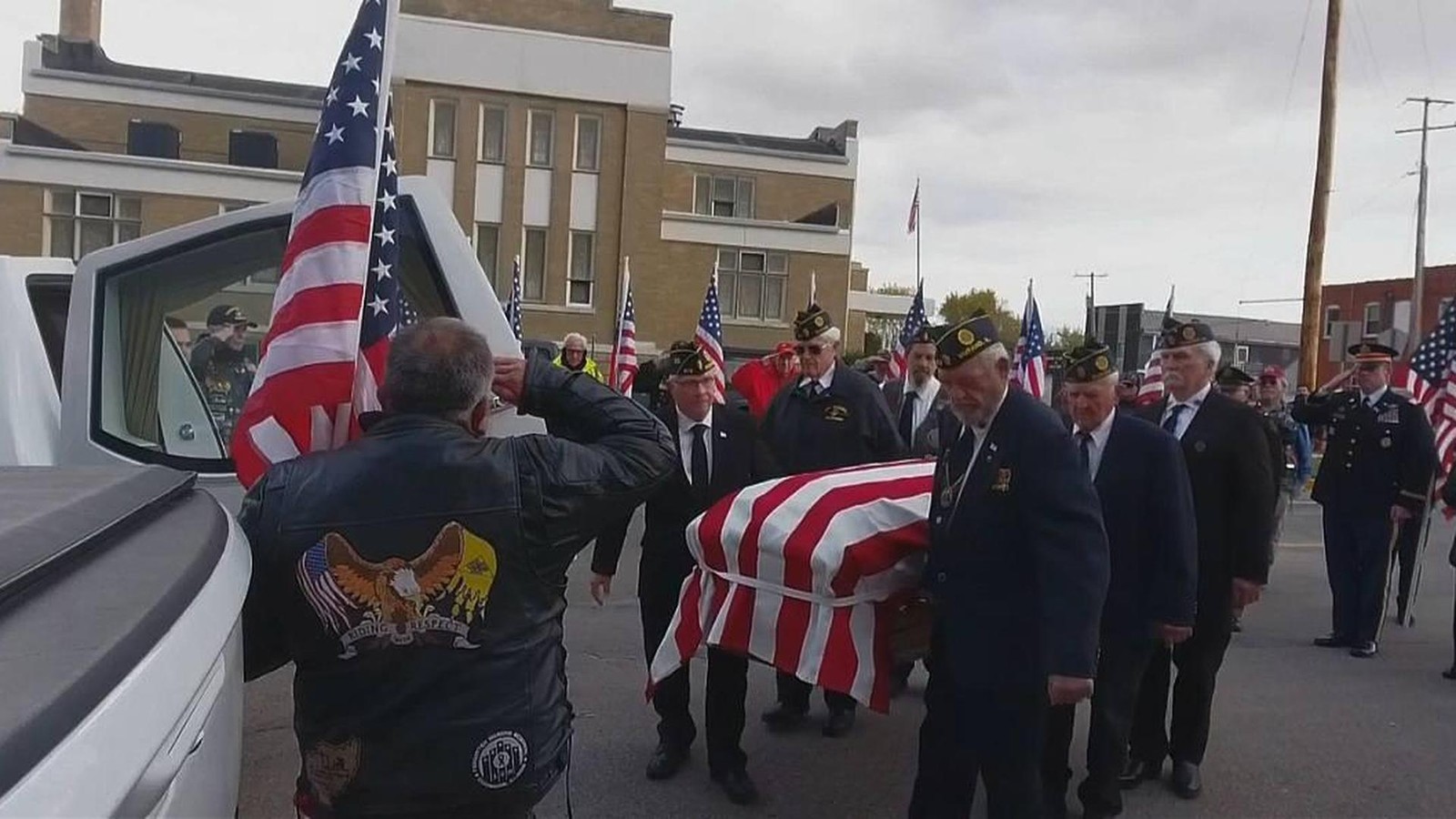 Warum-die-letzte-Ehre-f-r-einen-US-Soldaten-in-den-USA-seine-Wurzeln-im-Saale-Holzland-hat