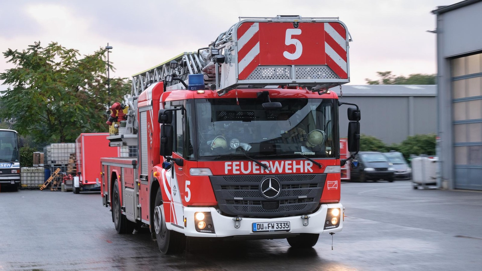 feuer-in-unbewohnter-dachgeschosswohnung-war-es-brandstiftung
