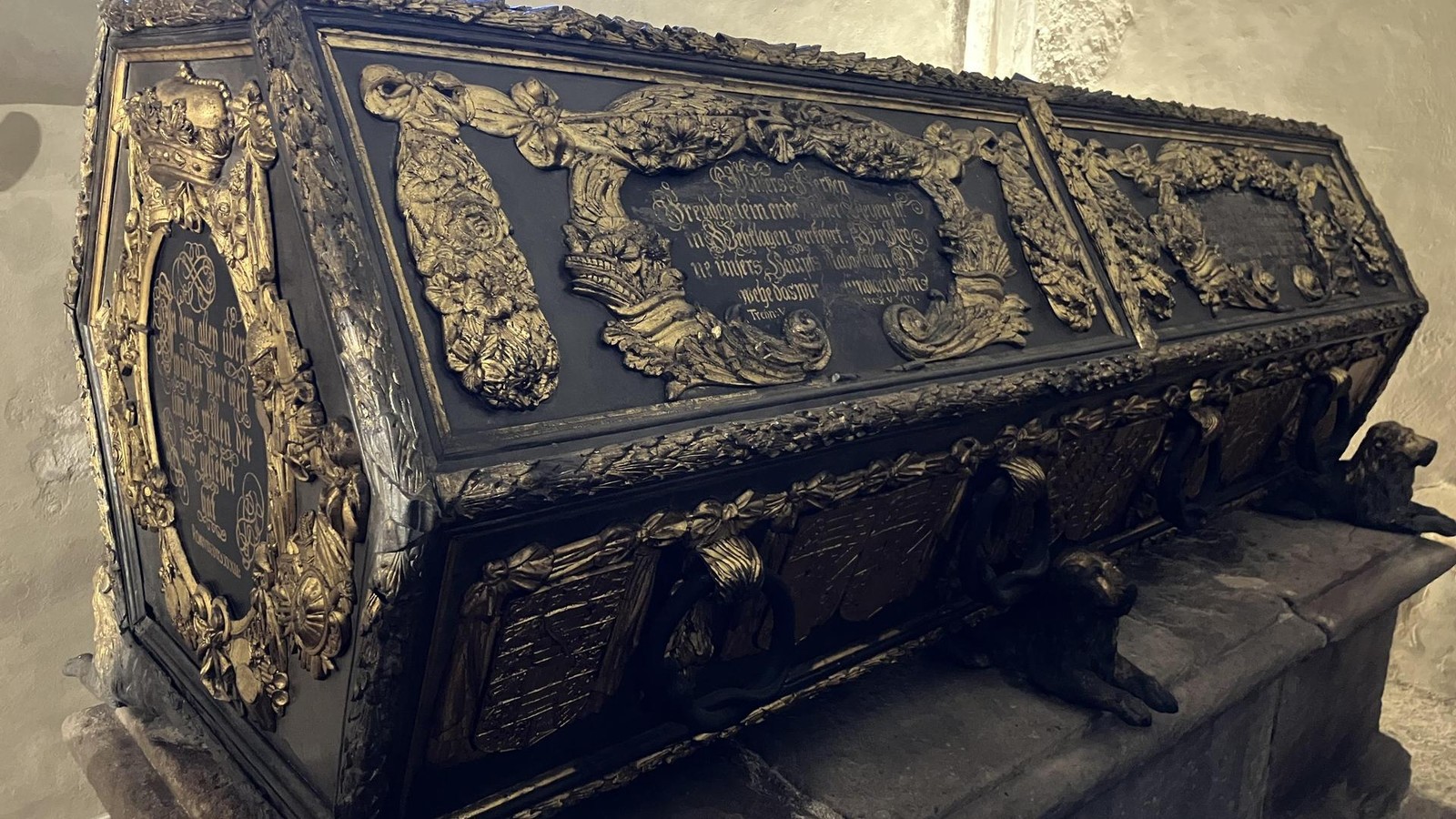 Diebstahl-Brandanschlag-und-eine-zur-ckgelassene-Flaschenpost-Wie-Forscher-aus-Jena-einen-besonderen-Sarg-zur-ckbringen