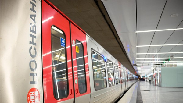 U2: Mann mit Hunden beleidigt Fahrgast rassistisch und greift Zeugin an