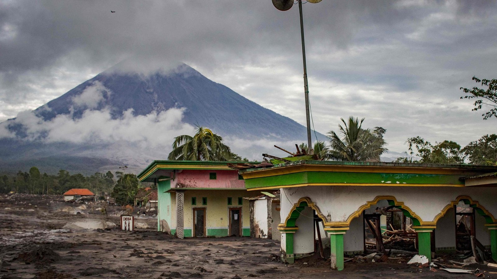 Indonesien-Vulkan-ausgebrochen-gigantische-Aschewolke-begr-bt-H-user