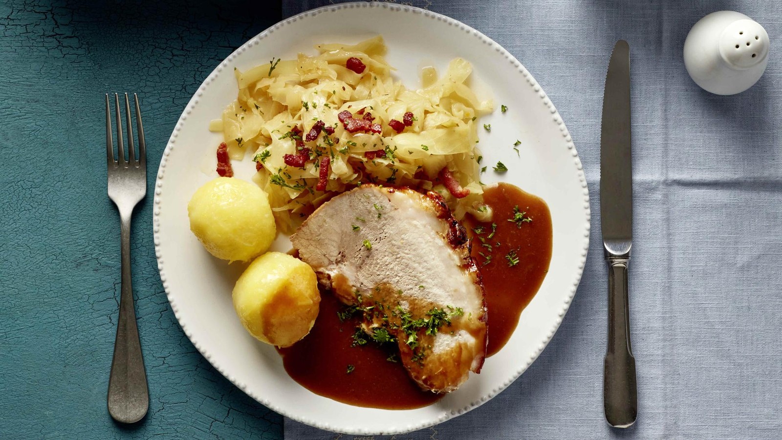 Schweinekrustenbraten-mit-allem-Drum-und-Dran