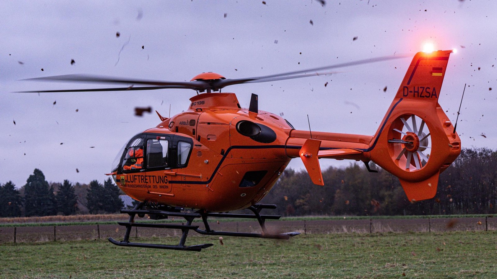 Schwerer-Verkehrsunfall-B67-in-Kalkar-Appeldorn-ist-voll-gesperrt