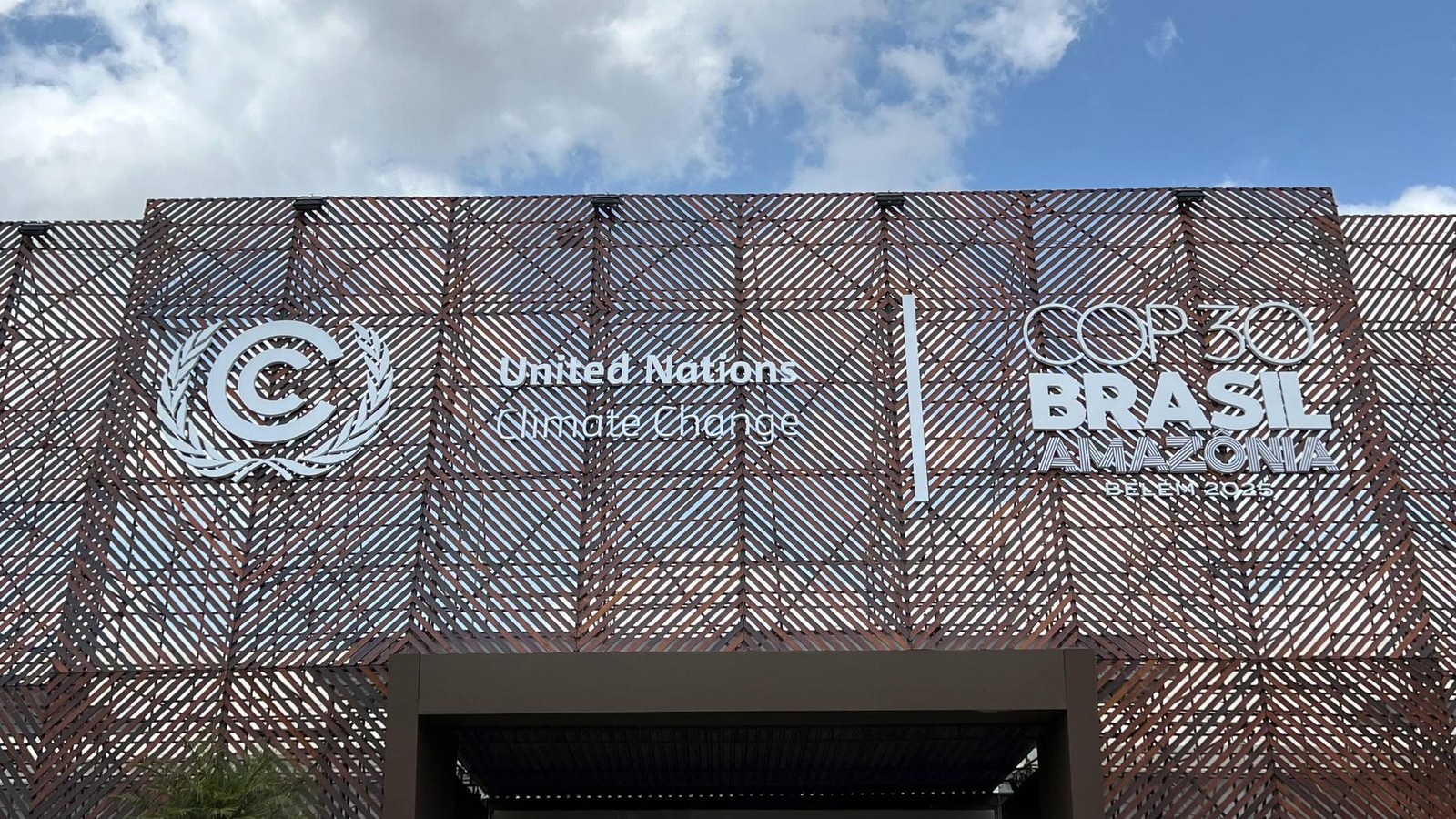 Klimakonferenz-Feuer-sorgt-f-r-Panik-Videos-zeigen-riesige-Flammen