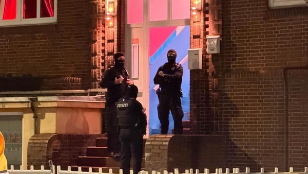 Razzia im Bordell: Finanzamt überprüft Etablissement, Polizei hilft