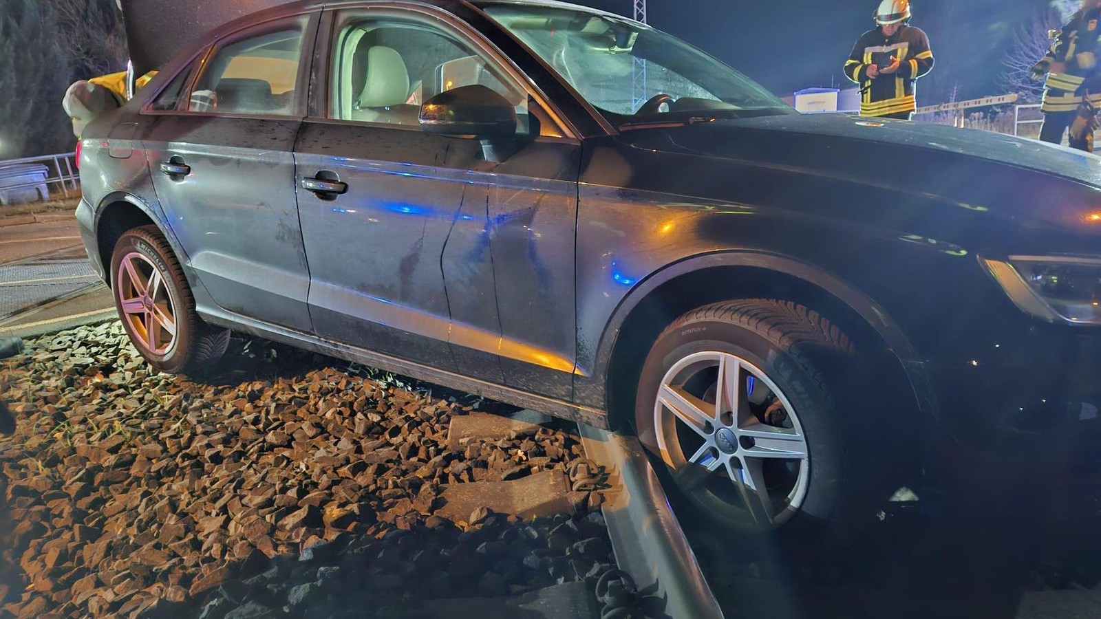 Ungew-hnlicher-Einsatz-Im-Eichsfeld-steckt-ein-Auto-im-Gleisbett