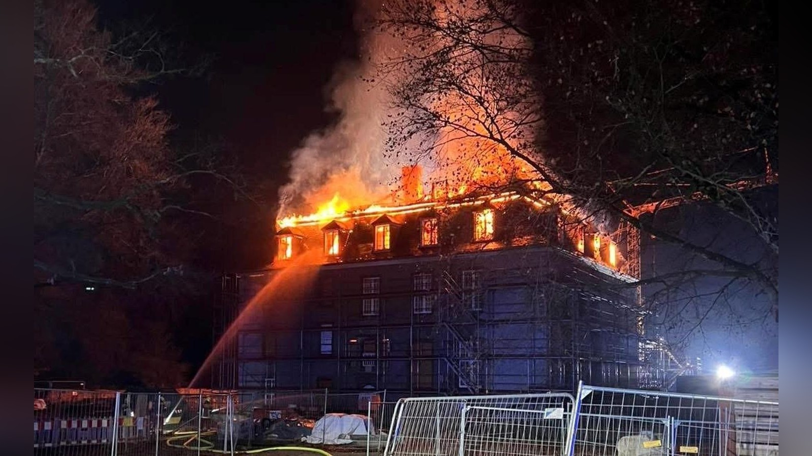 Schloss-Hardenberg-steht-in-Flammen-ber-zehn-Millionen-Euro-Schaden