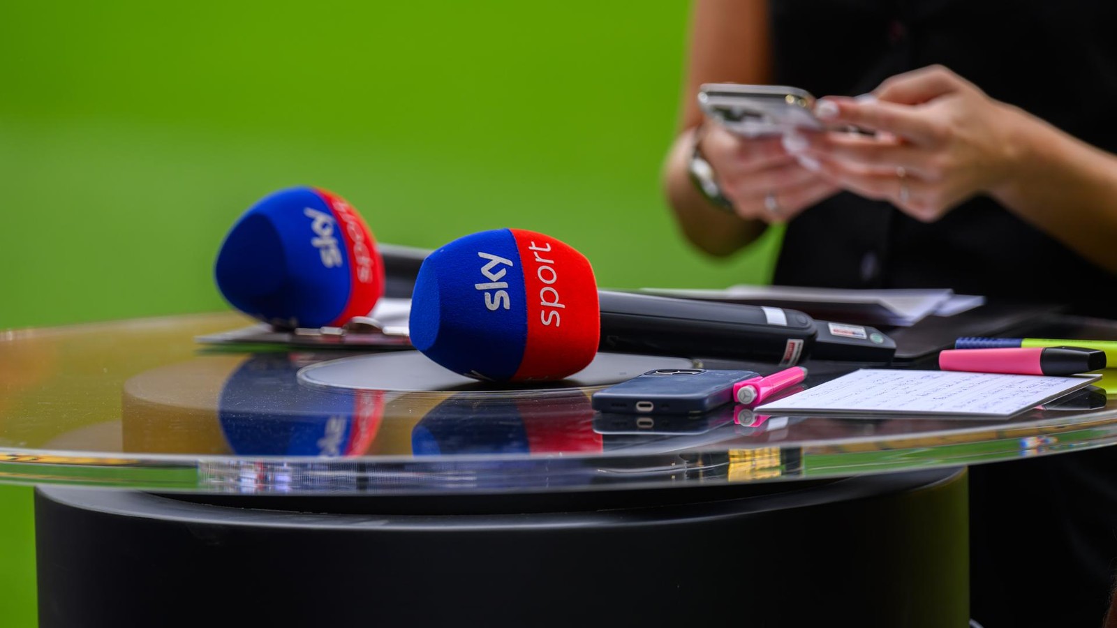 Neue-TV-Rechte-f-r-Champions-League-ab-2027-Das-m-ssen-die-Fu-ballfans-wissen