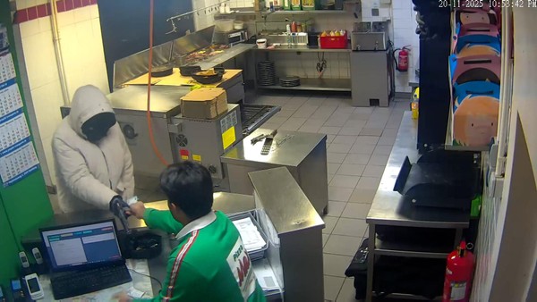 Kamera filmt bewaffneten Überfall auf Pizza-Dienst in Hamburg