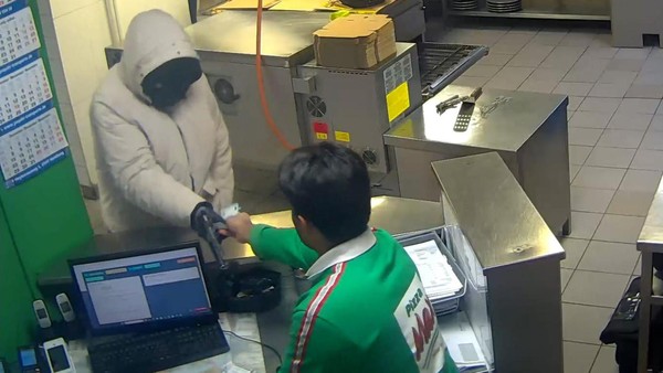 Kamera filmt bewaffneten Überfall auf Pizza-Dienst in Hamburg