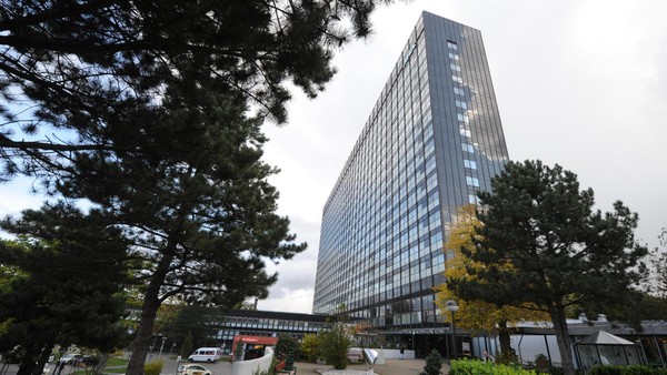 Wer fuhr bei Rot? Linienbus und Transporter kollidieren vor der AK Altona